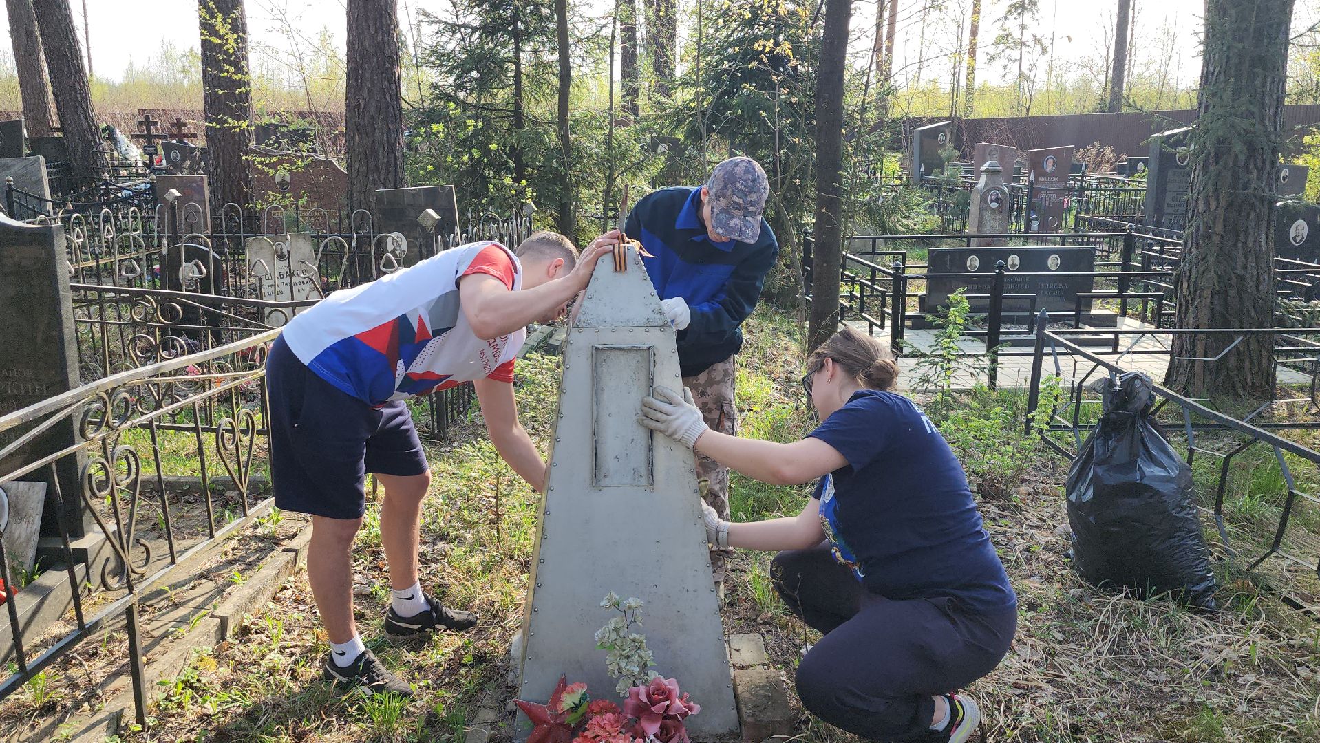 волонтеры победы, уборка мемориалов, день победы, монино,
