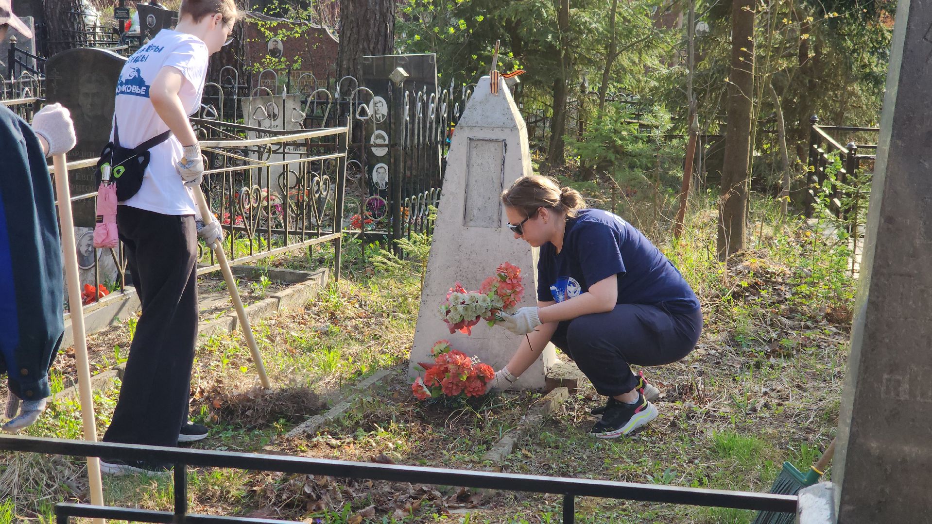 волонтеры победы, уборка мемориалов, день победы, монино,