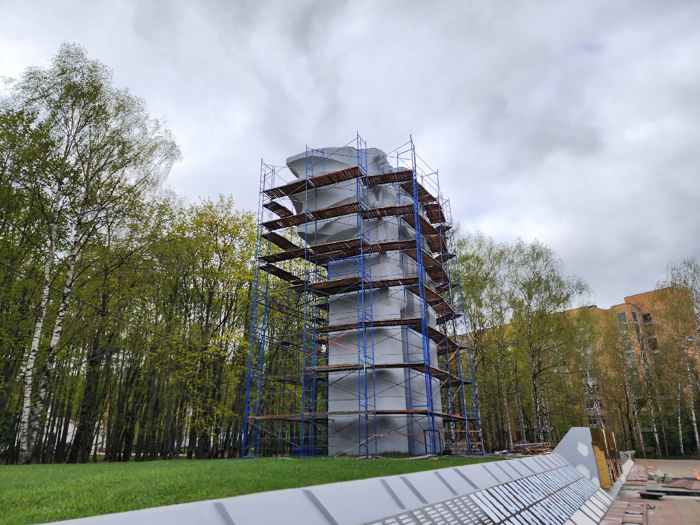 королёв, всероссийский субботник в королеве, горзеленхозстрой, мемориал славы в королеве, капитальный ремонт мемориала,