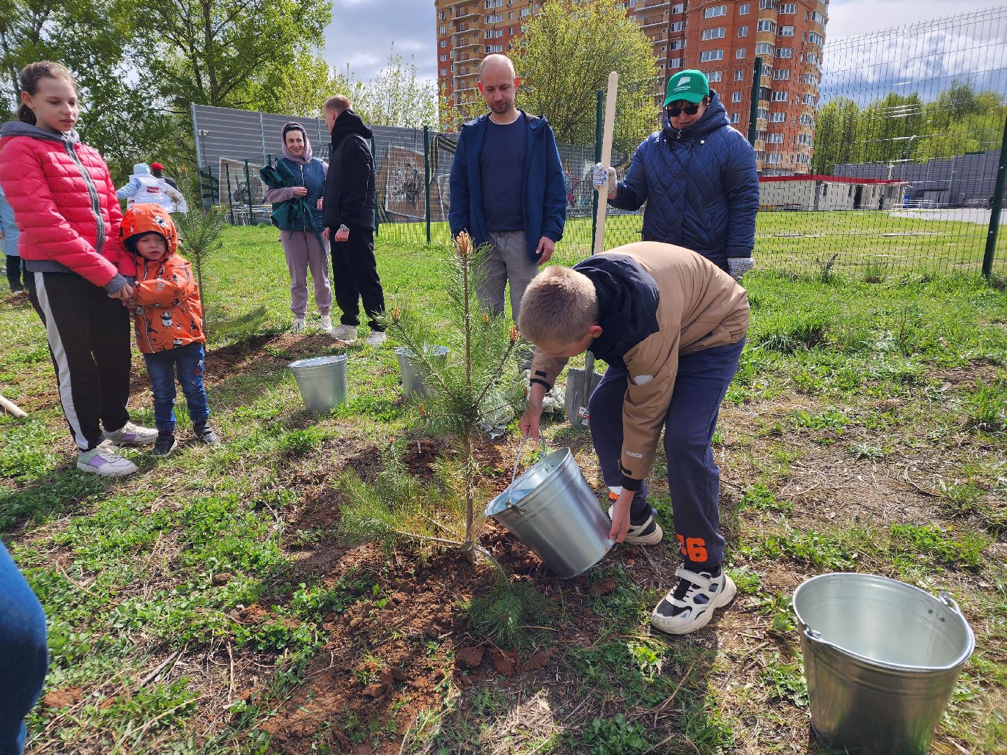 Чехов, набережная реки теребенка, Всероссийский субботник, уборка территорий, посадка деревьев, туи, ели, саженцы, благоустройство, уборка мусора, глава округа михаил собакин,