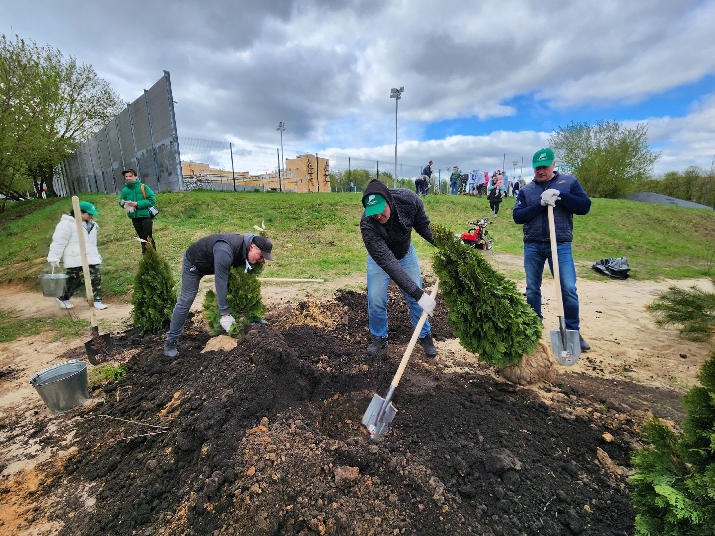 Чехов, набережная реки теребенка, Всероссийский субботник, уборка территорий, посадка деревьев, туи, ели, саженцы, благоустройство, уборка мусора, глава округа михаил собакин,