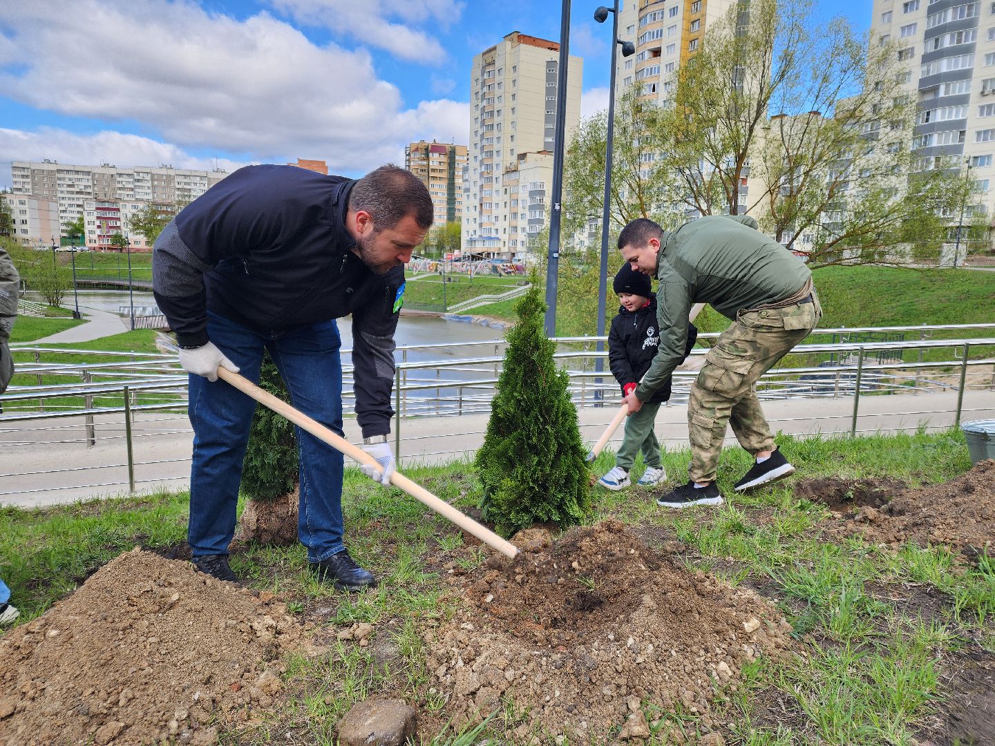 Чехов, набережная реки теребенка, Всероссийский субботник, уборка территорий, посадка деревьев, туи, ели, саженцы, благоустройство, уборка мусора, глава округа михаил собакин,