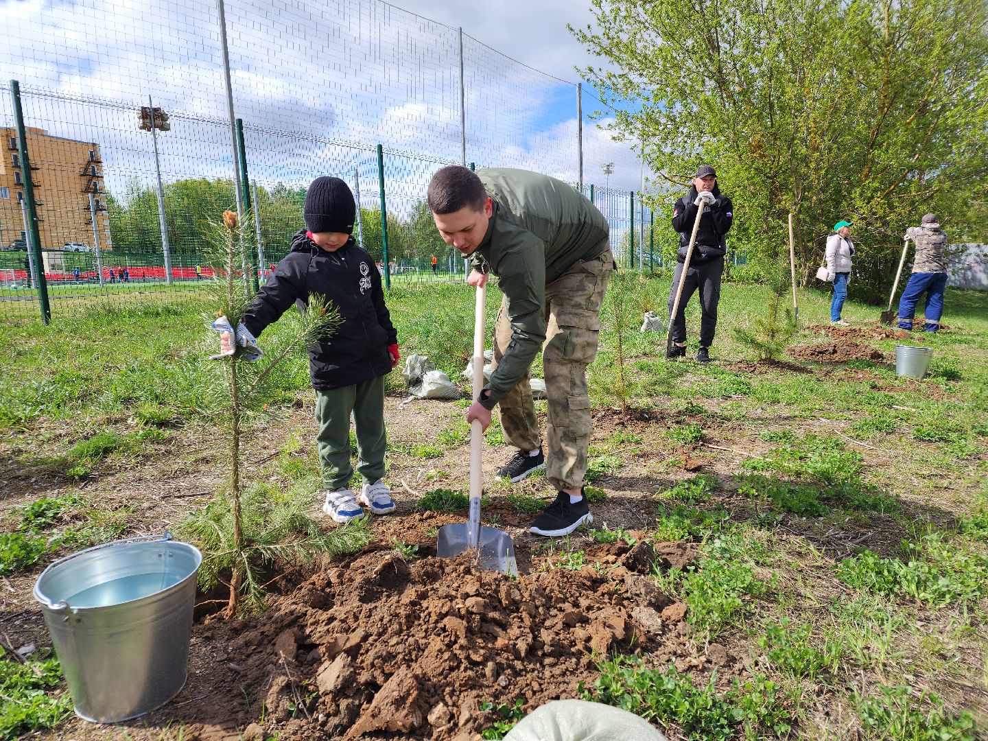Чехов, набережная реки теребенка, Всероссийский субботник, уборка территорий, посадка деревьев, туи, ели, саженцы, благоустройство, уборка мусора, глава округа михаил собакин,