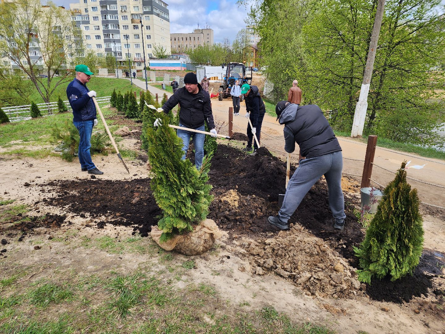 Чехов, набережная реки теребенка, Всероссийский субботник, уборка территорий, посадка деревьев, туи, ели, саженцы, благоустройство, уборка мусора, глава округа михаил собакин,