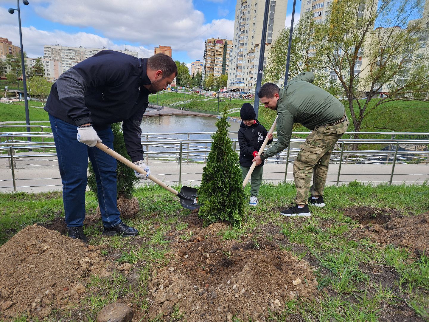 Чехов, набережная реки теребенка, Всероссийский субботник, уборка территорий, посадка деревьев, туи, ели, саженцы, благоустройство, уборка мусора, глава округа михаил собакин,