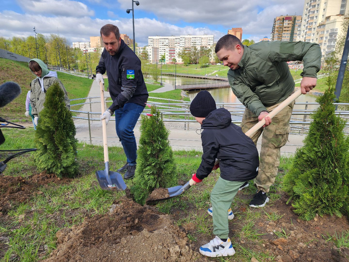 Чехов, набережная реки теребенка, Всероссийский субботник, уборка территорий, посадка деревьев, туи, ели, саженцы, благоустройство, уборка мусора, глава округа михаил собакин,