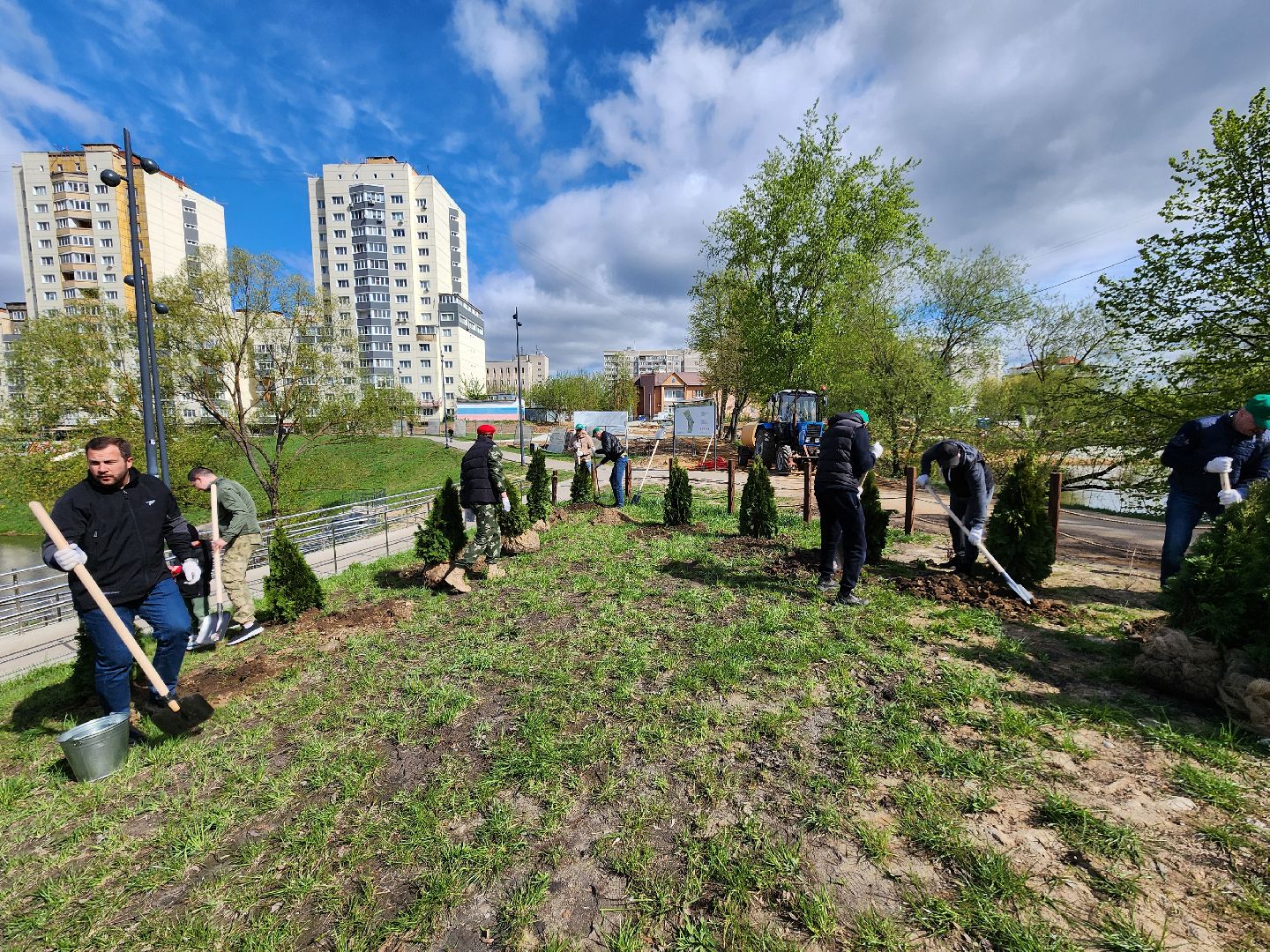 Чехов, набережная реки теребенка, Всероссийский субботник, уборка территорий, посадка деревьев, туи, ели, саженцы, благоустройство, уборка мусора, глава округа михаил собакин,