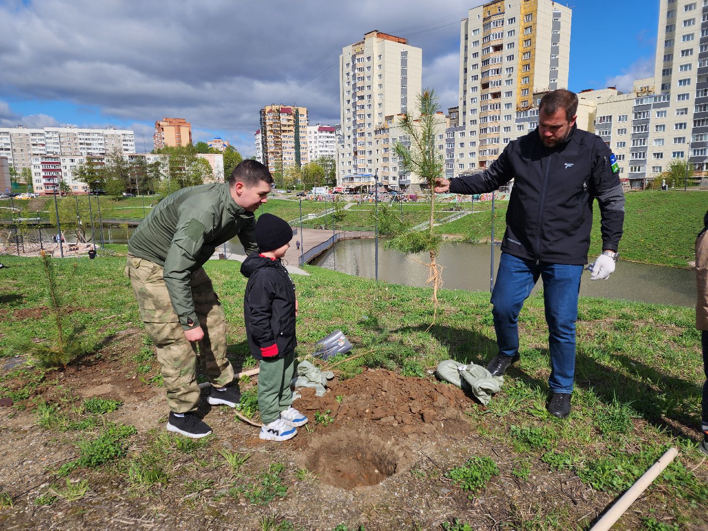 Чехов, набережная реки теребенка, Всероссийский субботник, уборка территорий, посадка деревьев, туи, ели, саженцы, благоустройство, уборка мусора, глава округа михаил собакин,