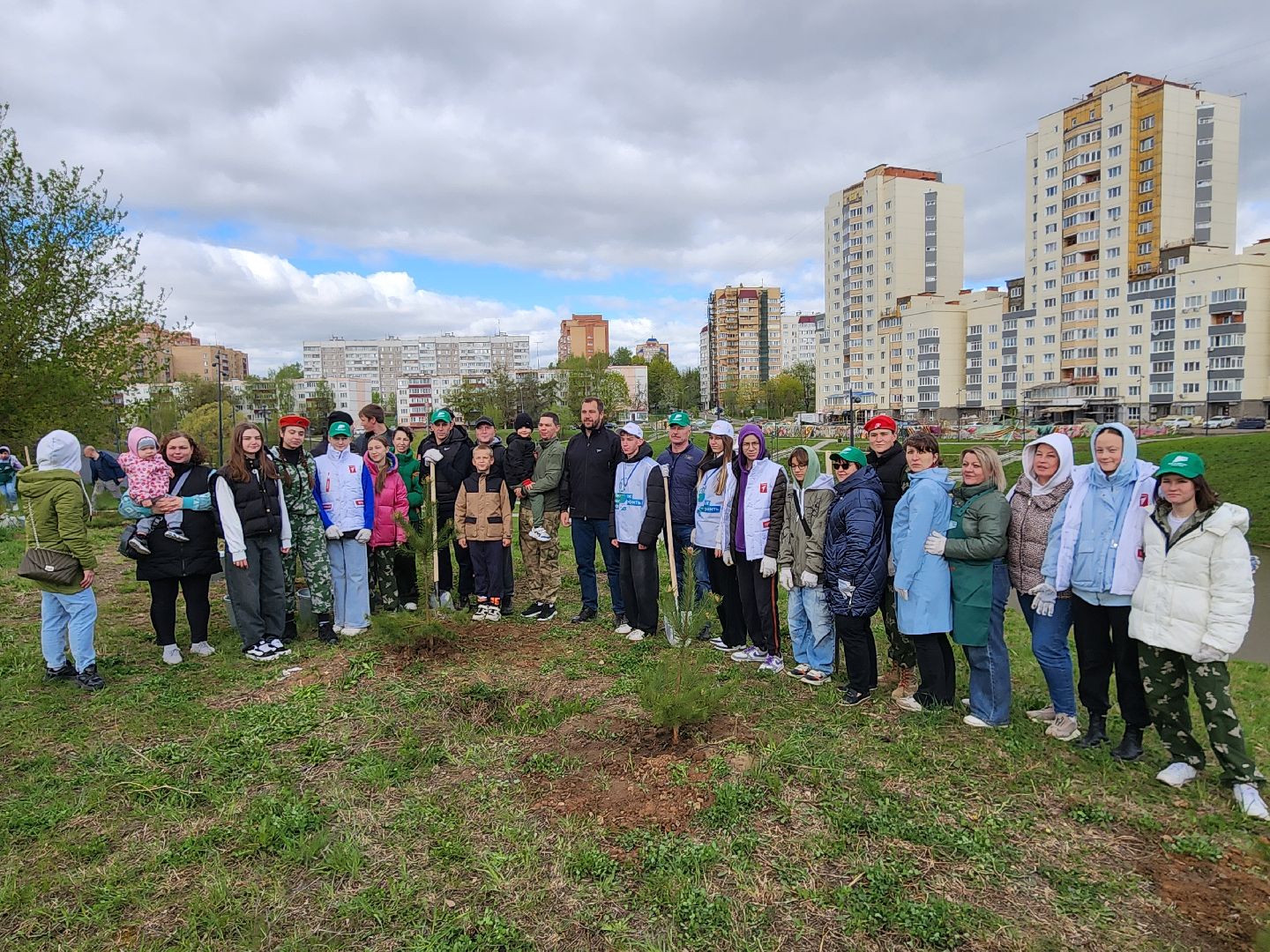 Чехов, набережная реки теребенка, Всероссийский субботник, уборка территорий, посадка деревьев, туи, ели, саженцы, благоустройство, уборка мусора, глава округа михаил собакин,