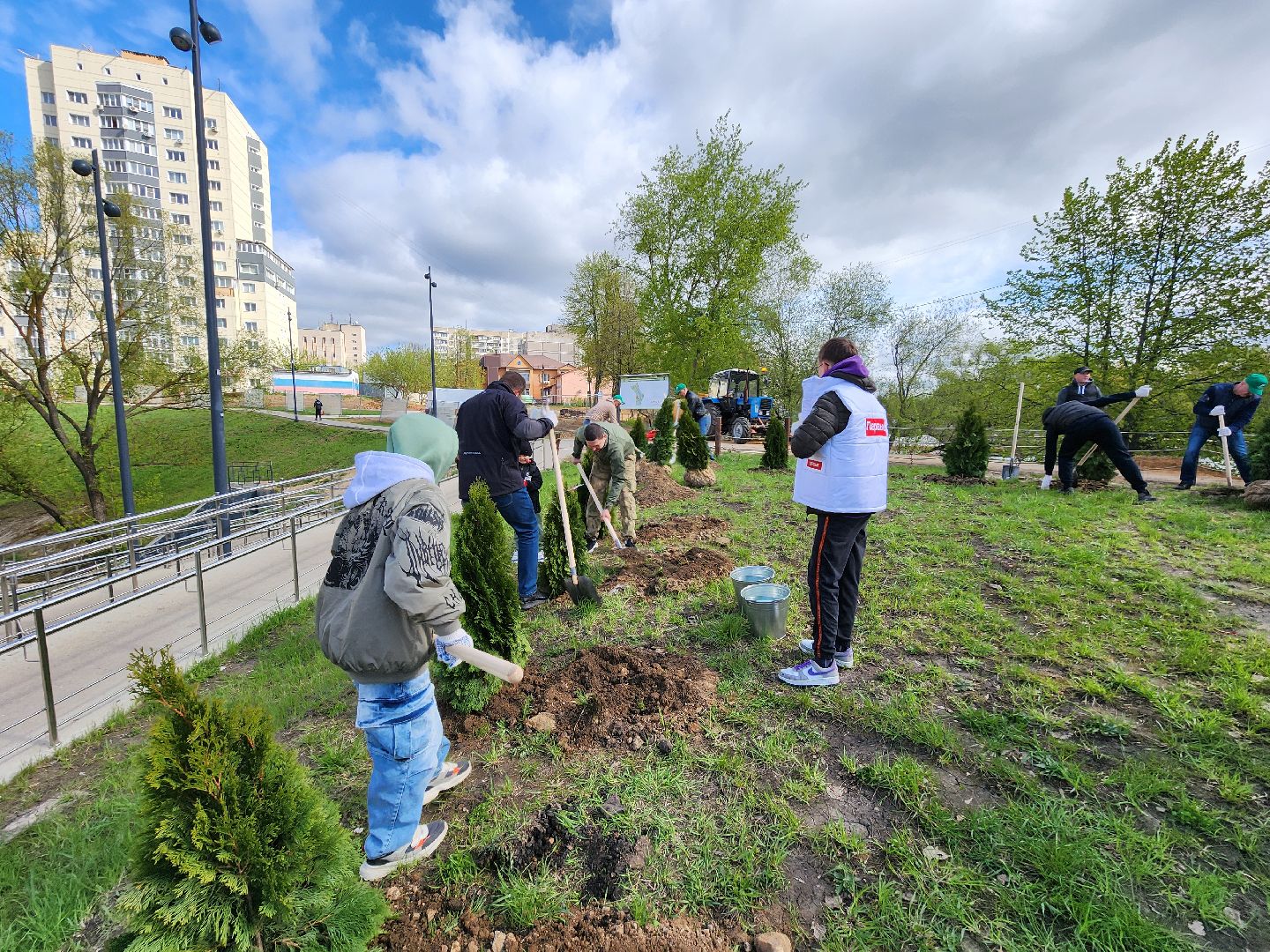 Чехов, набережная реки теребенка, Всероссийский субботник, уборка территорий, посадка деревьев, туи, ели, саженцы, благоустройство, уборка мусора, глава округа михаил собакин,
