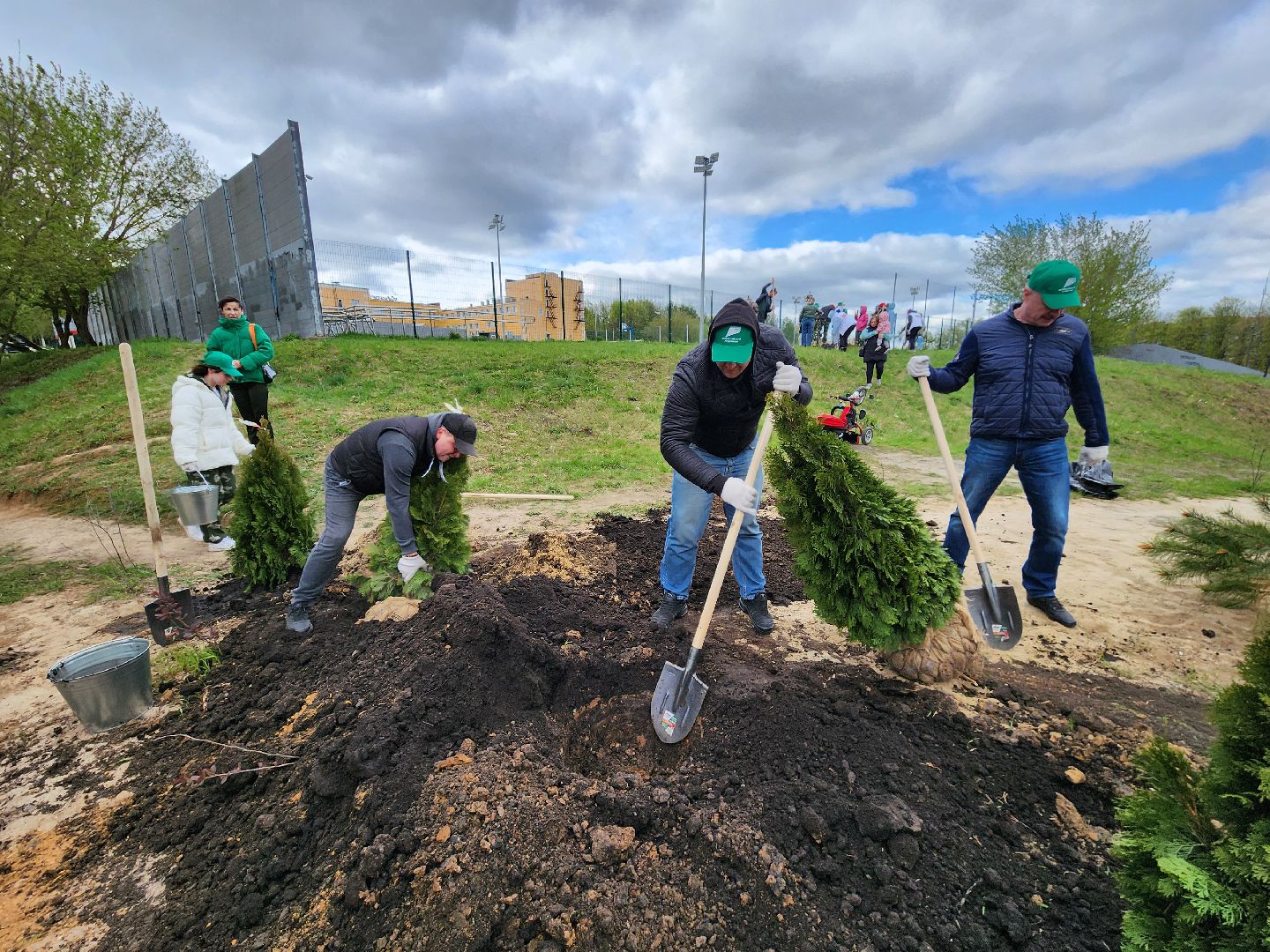 Чехов, набережная реки теребенка, Всероссийский субботник, уборка территорий, посадка деревьев, туи, ели, саженцы, благоустройство, уборка мусора, глава округа михаил собакин,