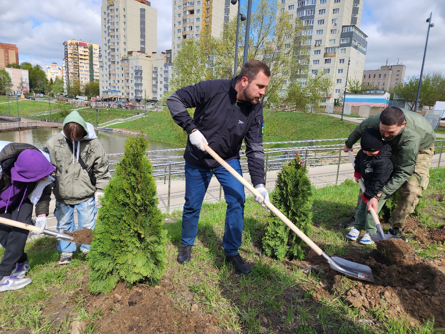 Чехов, набережная реки теребенка, Всероссийский субботник, уборка территорий, посадка деревьев, туи, ели, саженцы, благоустройство, уборка мусора, глава округа михаил собакин,