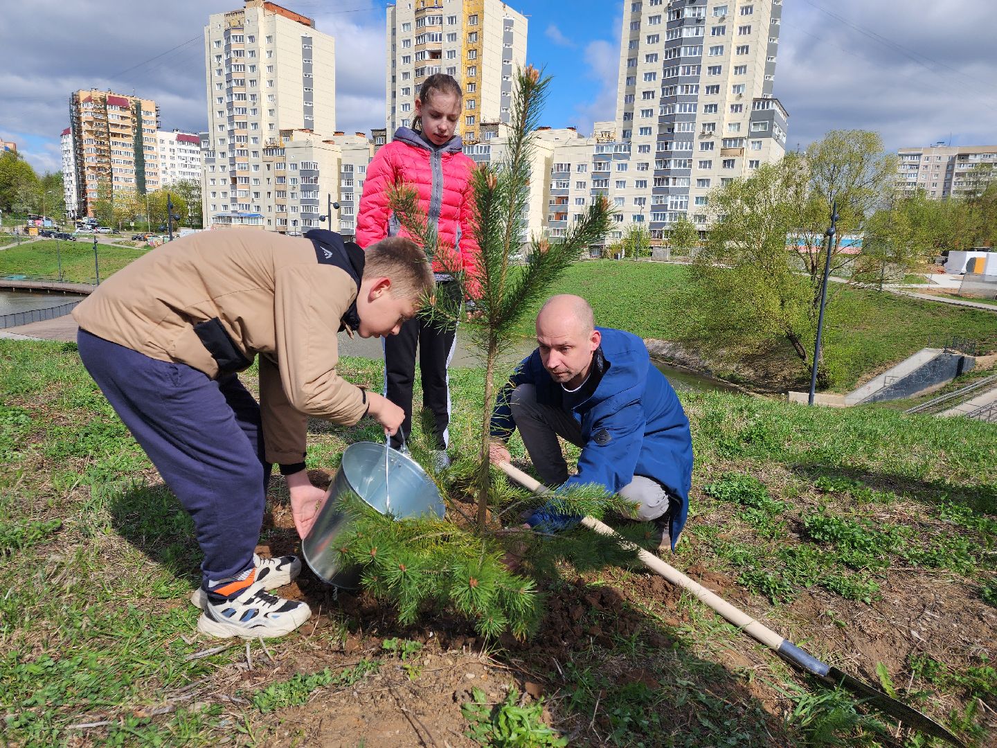 Чехов, набережная реки теребенка, Всероссийский субботник, уборка территорий, посадка деревьев, туи, ели, саженцы, благоустройство, уборка мусора, глава округа михаил собакин,