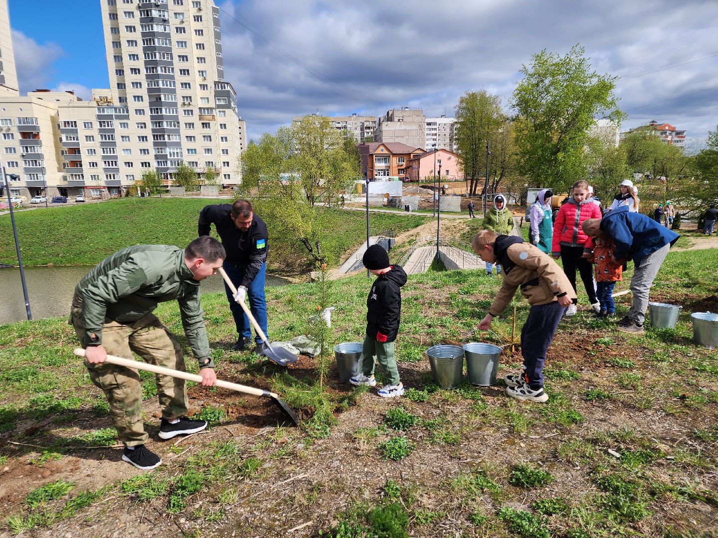 Чехов, набережная реки теребенка, Всероссийский субботник, уборка территорий, посадка деревьев, туи, ели, саженцы, благоустройство, уборка мусора, глава округа михаил собакин,