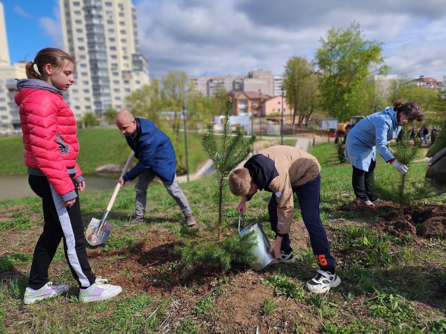 Чехов, набережная реки теребенка, Всероссийский субботник, уборка территорий, посадка деревьев, туи, ели, саженцы, благоустройство, уборка мусора, глава округа михаил собакин,