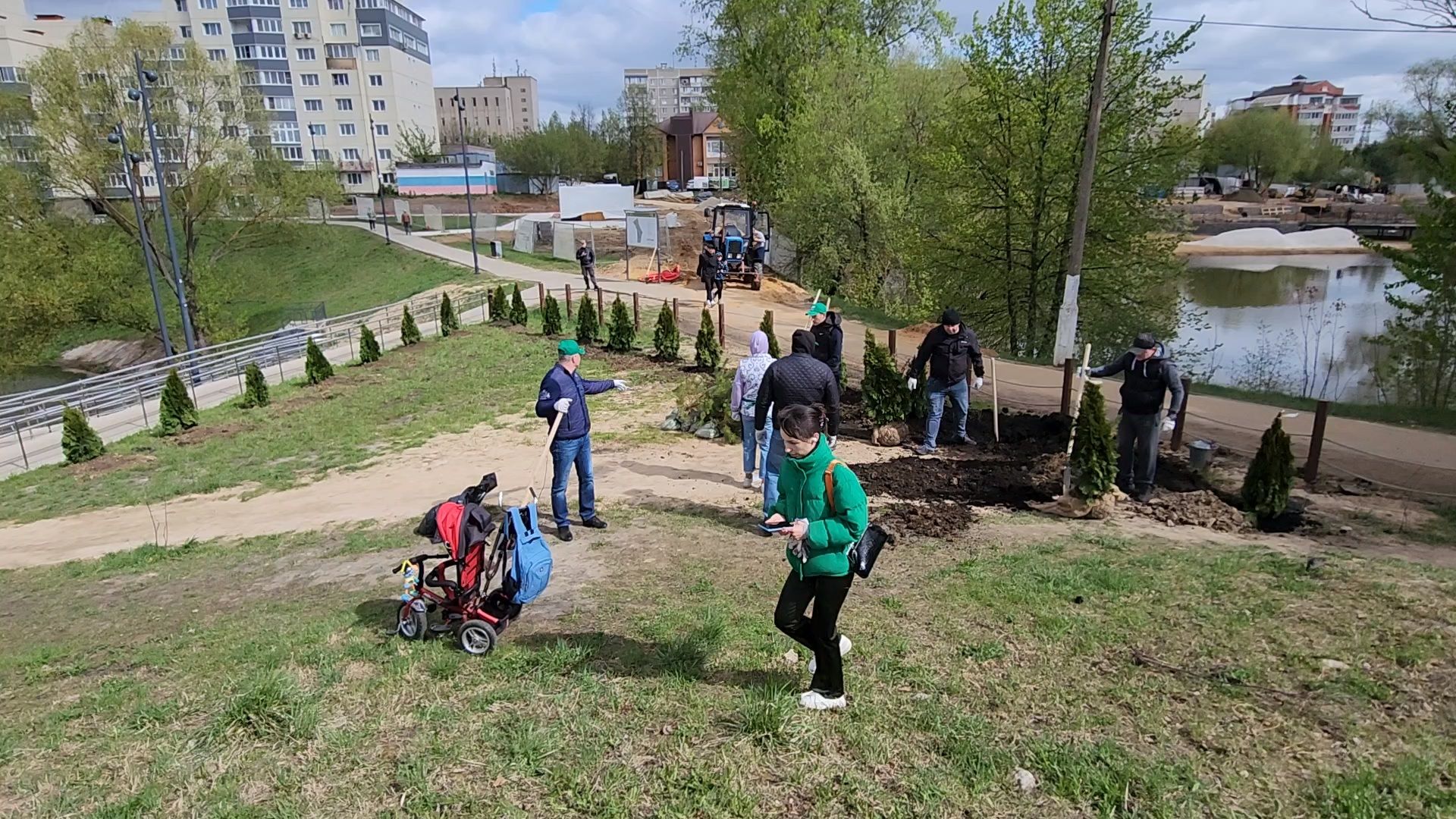Чехов, набережная реки теребенка, Всероссийский субботник, уборка территорий, посадка деревьев, туи, ели, саженцы, благоустройство, уборка мусора, глава округа михаил собакин,