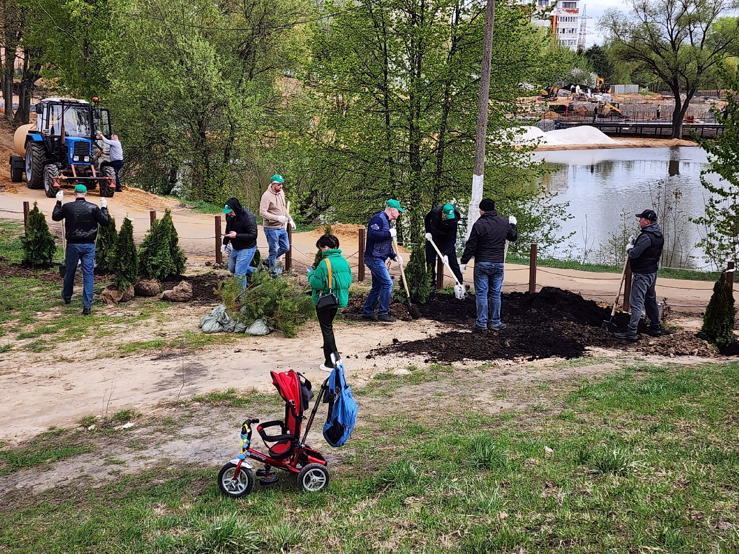 Чехов, набережная реки теребенка, Всероссийский субботник, уборка территорий, посадка деревьев, туи, ели, саженцы, благоустройство, уборка мусора, глава округа михаил собакин,