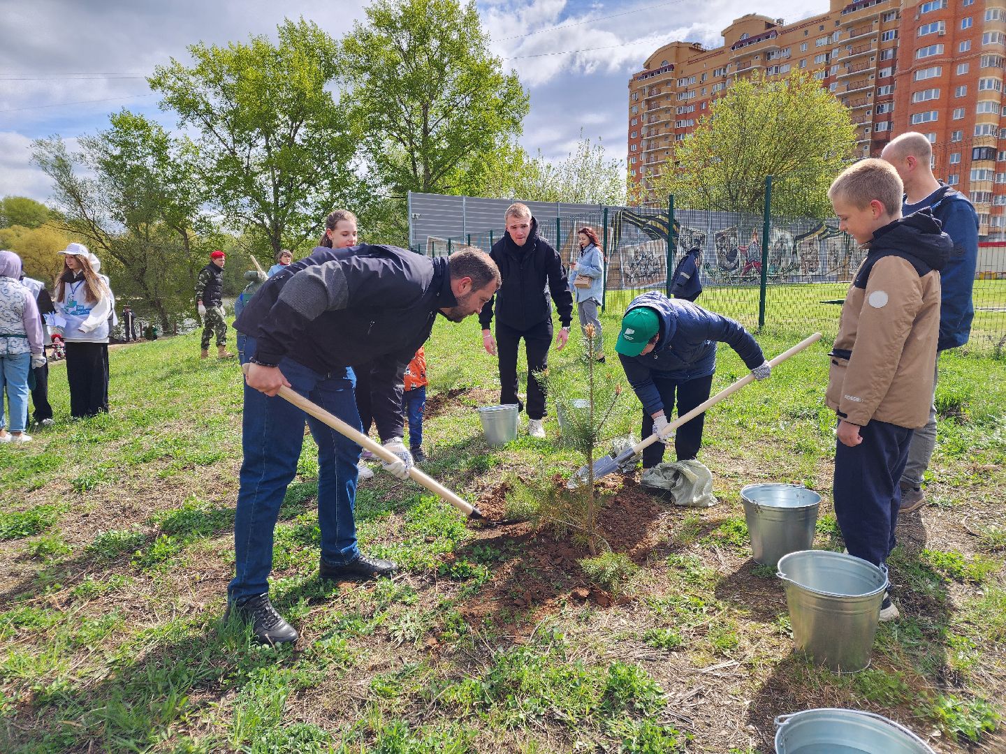 Чехов, набережная реки теребенка, Всероссийский субботник, уборка территорий, посадка деревьев, туи, ели, саженцы, благоустройство, уборка мусора, глава округа михаил собакин,