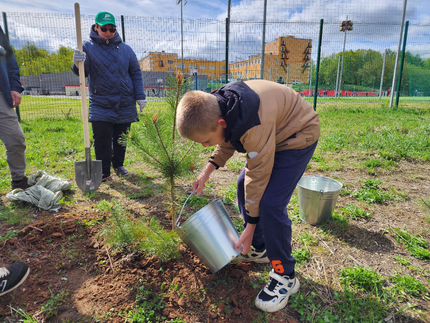 Чехов, набережная реки теребенка, Всероссийский субботник, уборка территорий, посадка деревьев, туи, ели, саженцы, благоустройство, уборка мусора, глава округа михаил собакин,