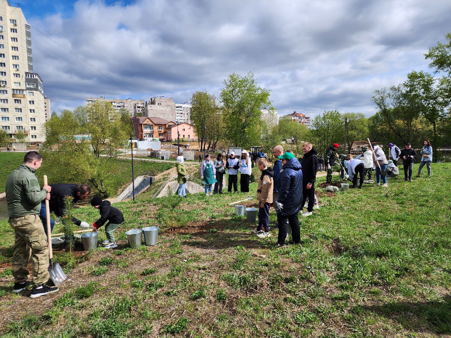 Чехов, набережная реки теребенка, Всероссийский субботник, уборка территорий, посадка деревьев, туи, ели, саженцы, благоустройство, уборка мусора, глава округа михаил собакин,