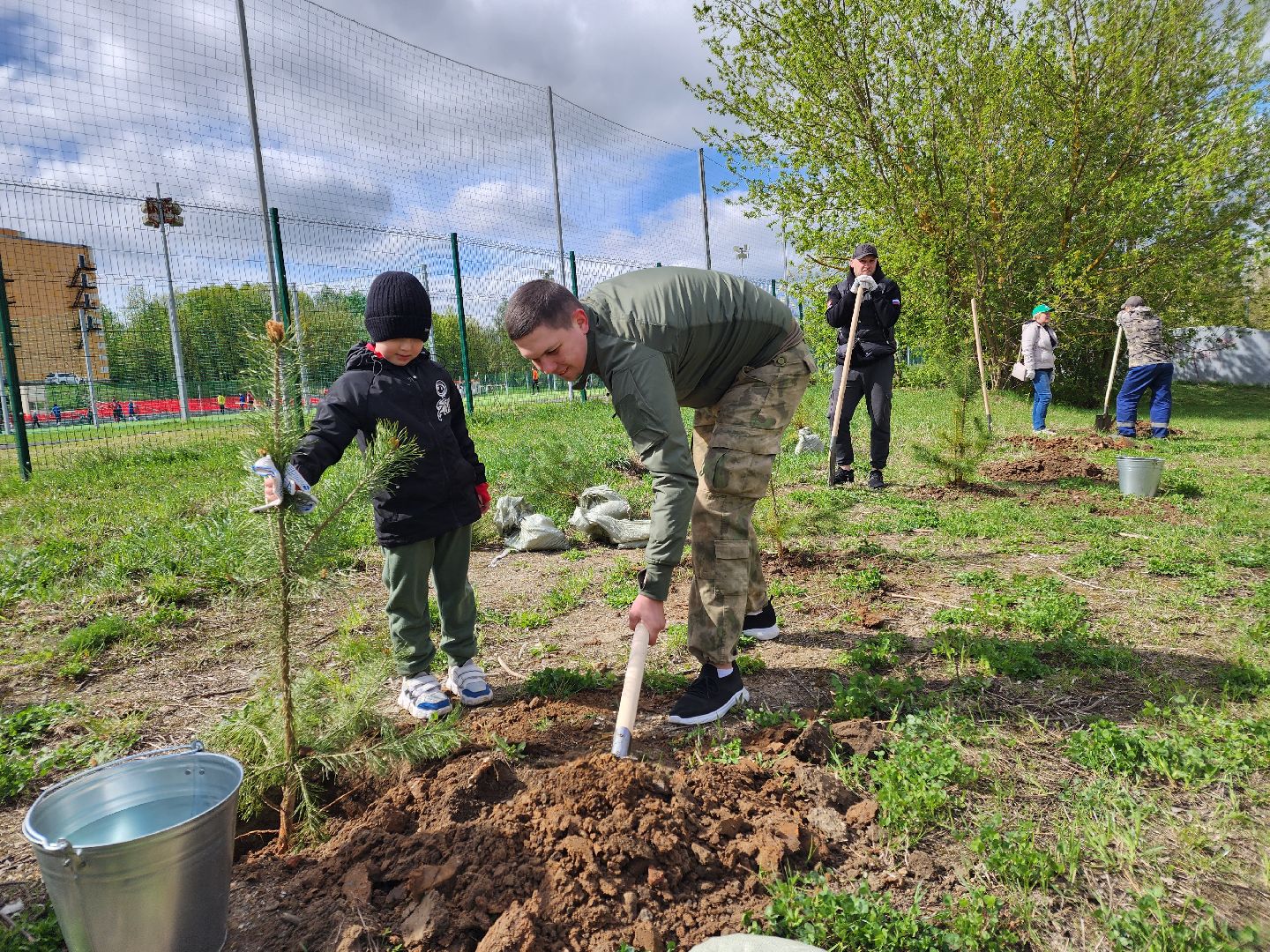 Чехов, набережная реки теребенка, Всероссийский субботник, уборка территорий, посадка деревьев, туи, ели, саженцы, благоустройство, уборка мусора, глава округа михаил собакин,