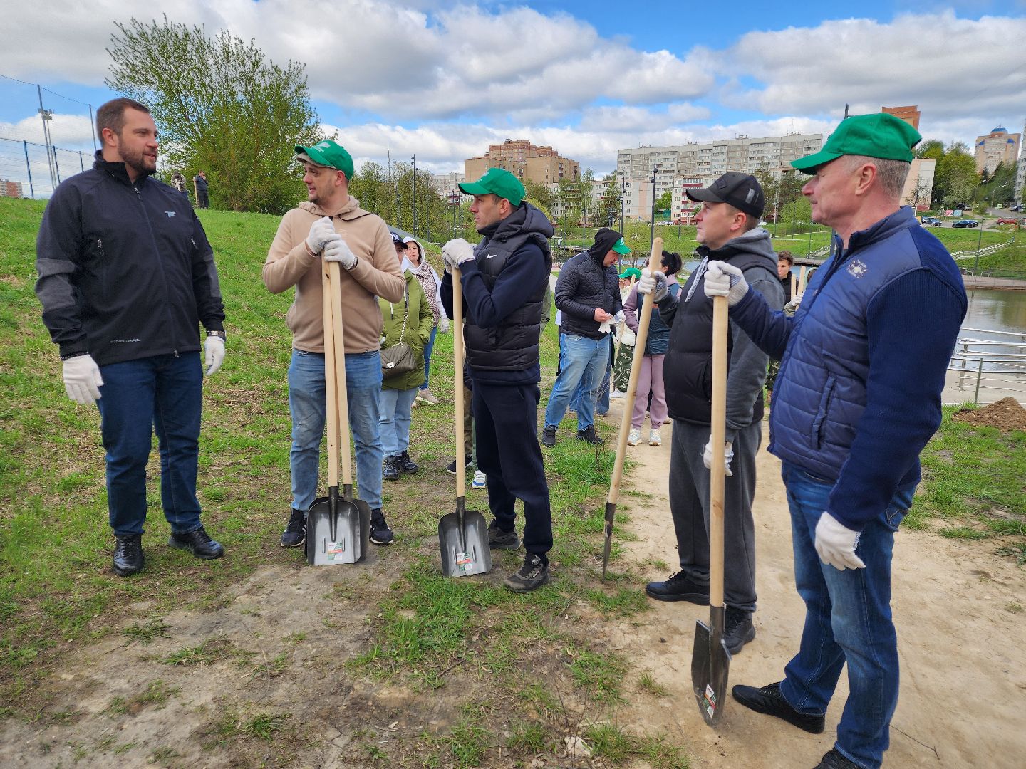 Чехов, набережная реки теребенка, Всероссийский субботник, уборка территорий, посадка деревьев, туи, ели, саженцы, благоустройство, уборка мусора, глава округа михаил собакин,