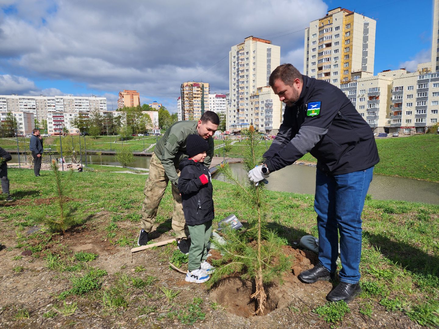Чехов, набережная реки теребенка, Всероссийский субботник, уборка территорий, посадка деревьев, туи, ели, саженцы, благоустройство, уборка мусора, глава округа михаил собакин,