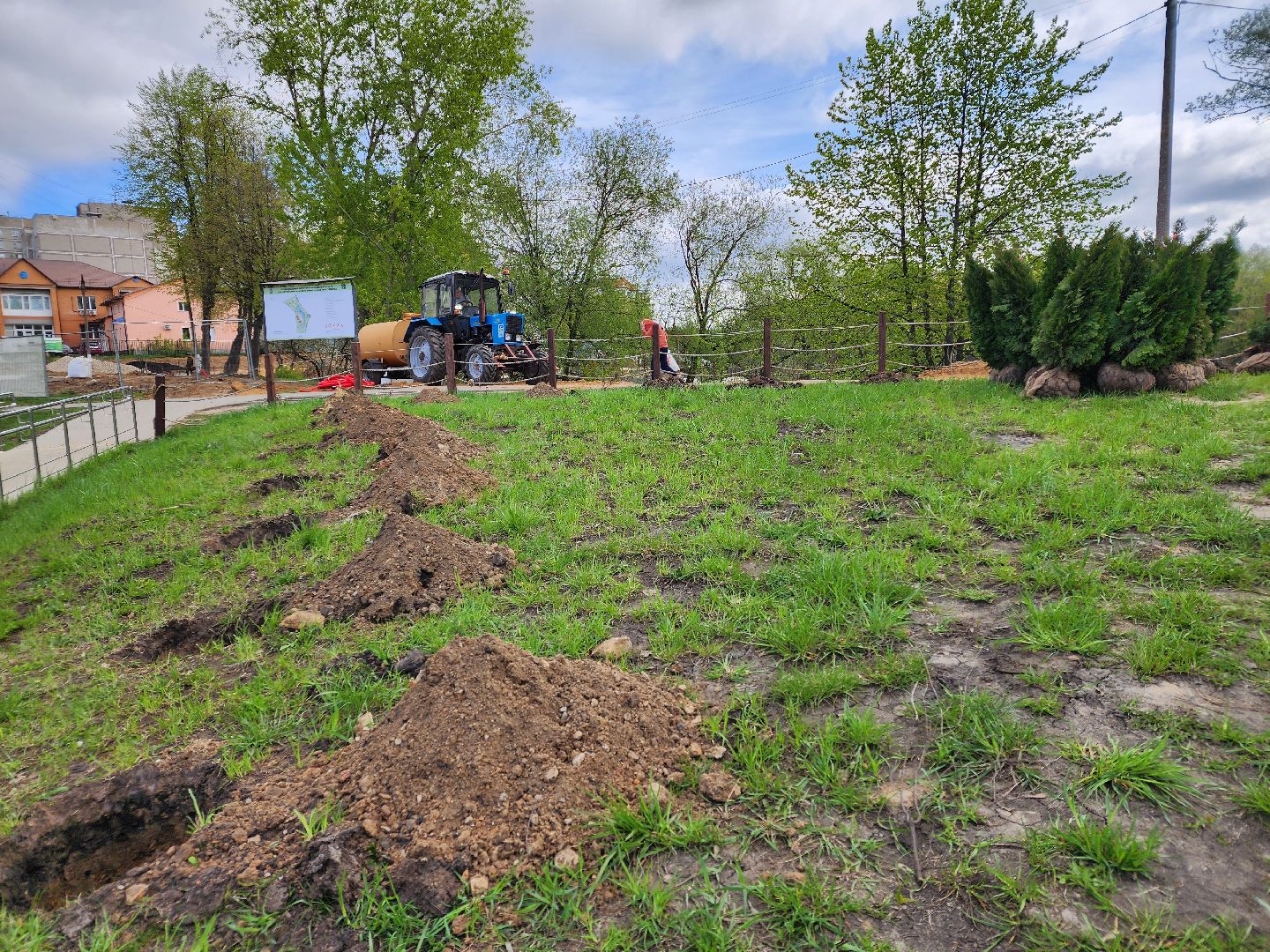 Чехов, набережная реки теребенка, Всероссийский субботник, уборка территорий, посадка деревьев, туи, ели, саженцы, благоустройство, уборка мусора, глава округа михаил собакин,