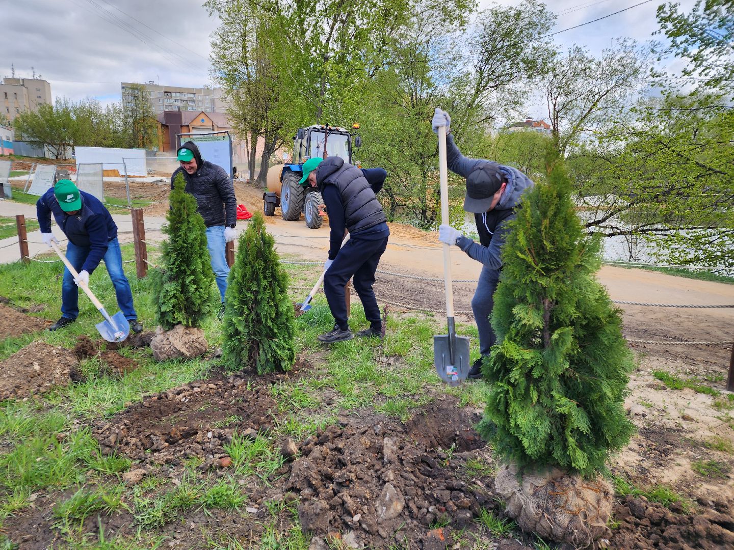 Чехов, набережная реки теребенка, Всероссийский субботник, уборка территорий, посадка деревьев, туи, ели, саженцы, благоустройство, уборка мусора, глава округа михаил собакин,
