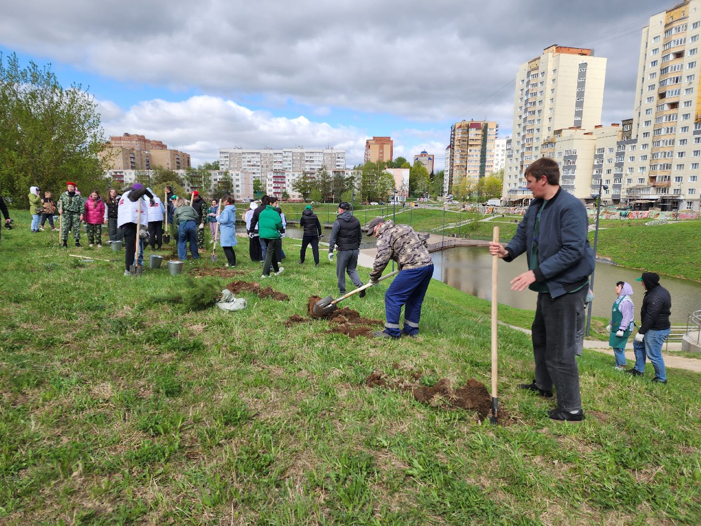 Чехов, набережная реки теребенка, Всероссийский субботник, уборка территорий, посадка деревьев, туи, ели, саженцы, благоустройство, уборка мусора, глава округа михаил собакин,