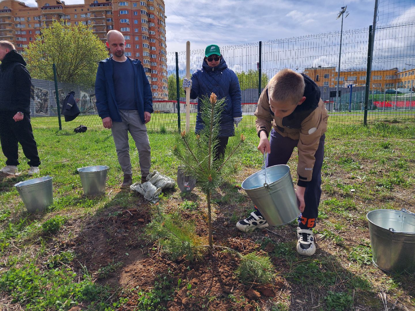 Чехов, набережная реки теребенка, Всероссийский субботник, уборка территорий, посадка деревьев, туи, ели, саженцы, благоустройство, уборка мусора, глава округа михаил собакин,