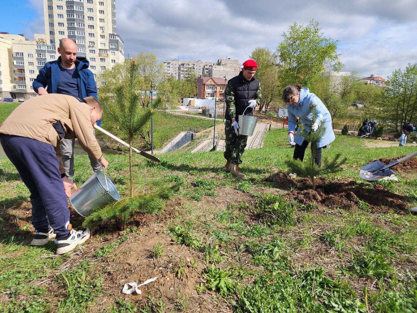 Чехов, набережная реки теребенка, Всероссийский субботник, уборка территорий, посадка деревьев, туи, ели, саженцы, благоустройство, уборка мусора, глава округа михаил собакин,