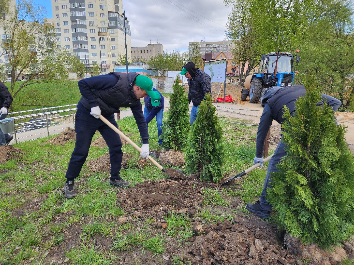 Чехов, набережная реки теребенка, Всероссийский субботник, уборка территорий, посадка деревьев, туи, ели, саженцы, благоустройство, уборка мусора, глава округа михаил собакин,