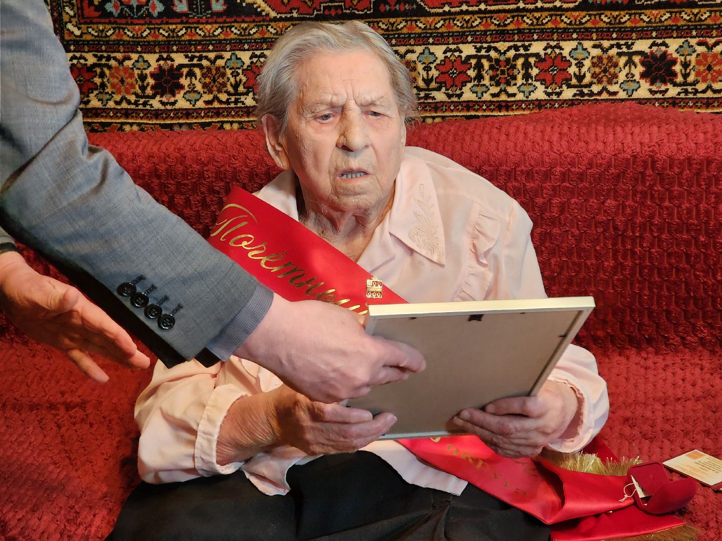 ногинск, ветеран, общество, жители, память, табличка на доме в честь ветерана,