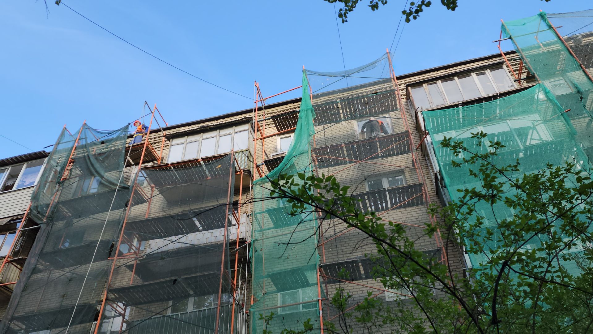 пушкино, капремонт, ремонт фасада дома, рабочие, подрядная организация, штукатурные работы, балкон, отмостка дома, козырек,вертикалки,