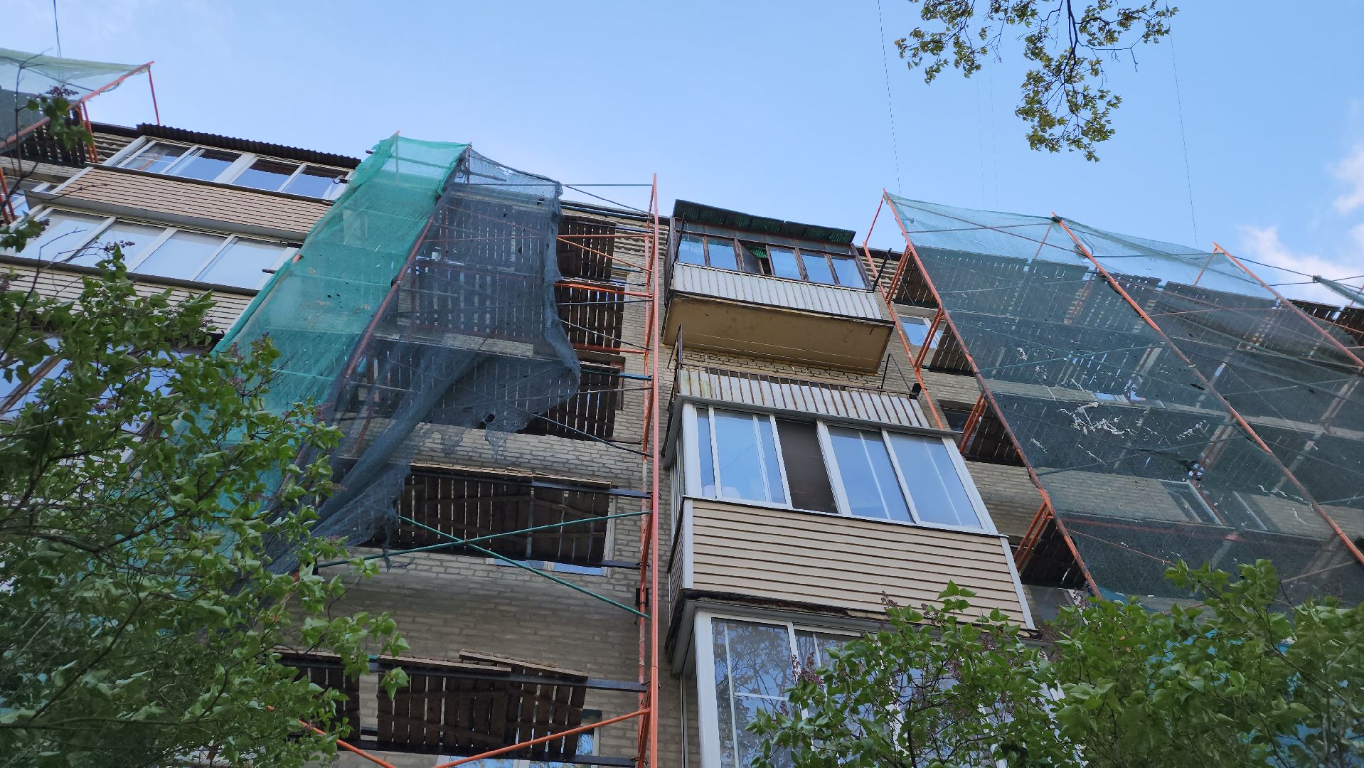 пушкино, капремонт, ремонт фасада дома, рабочие, подрядная организация, штукатурные работы, балкон, отмостка дома, козырек,вертикалки,