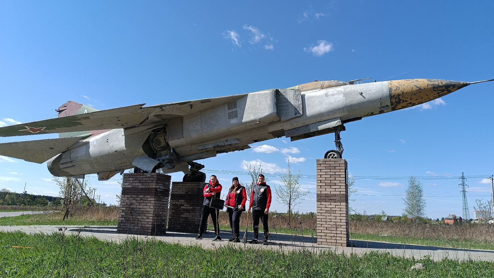 уборка памятников, волонтеры, монино, памятник-самолет ,