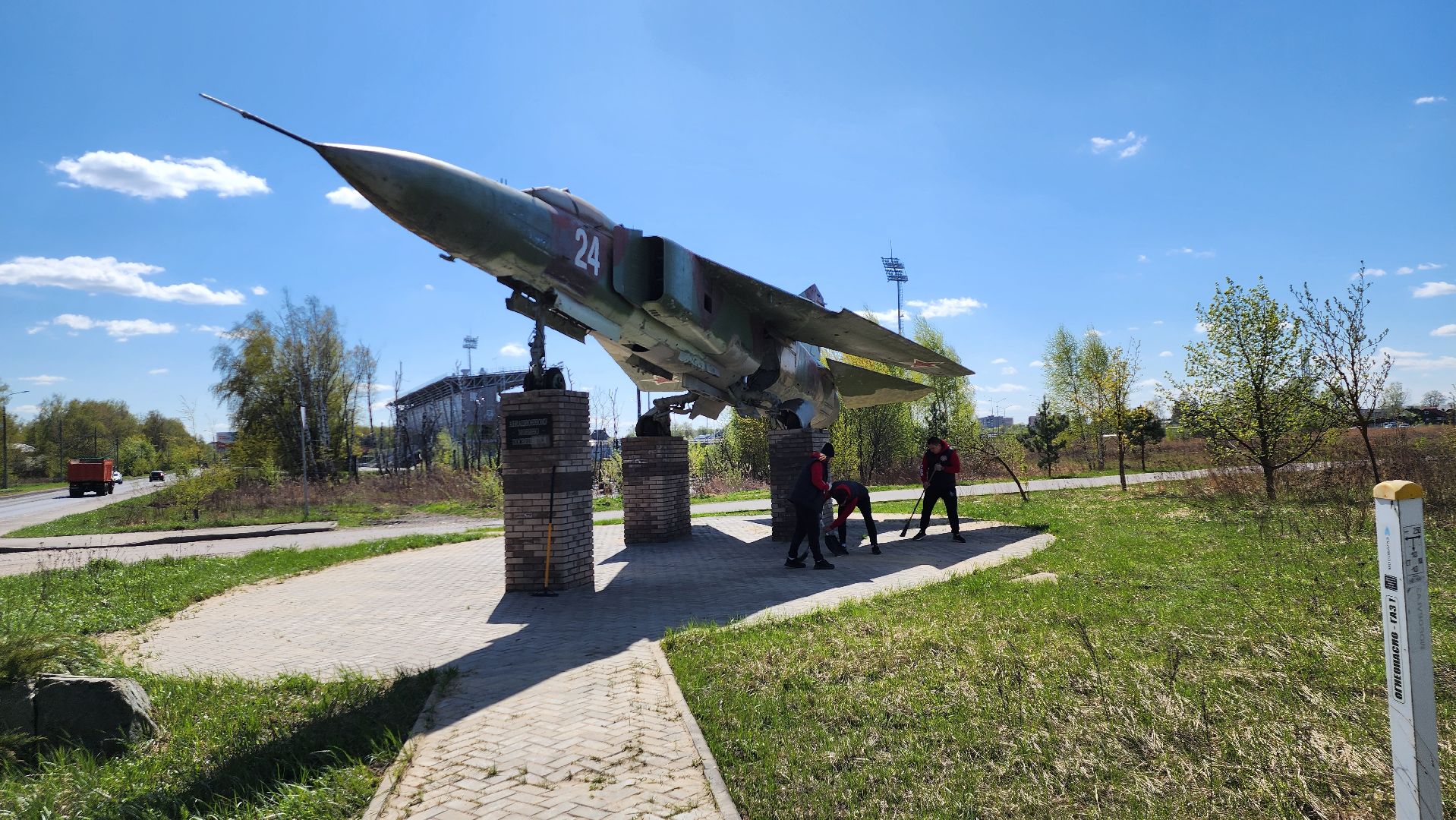 уборка памятников, волонтеры, монино, памятник-самолет ,