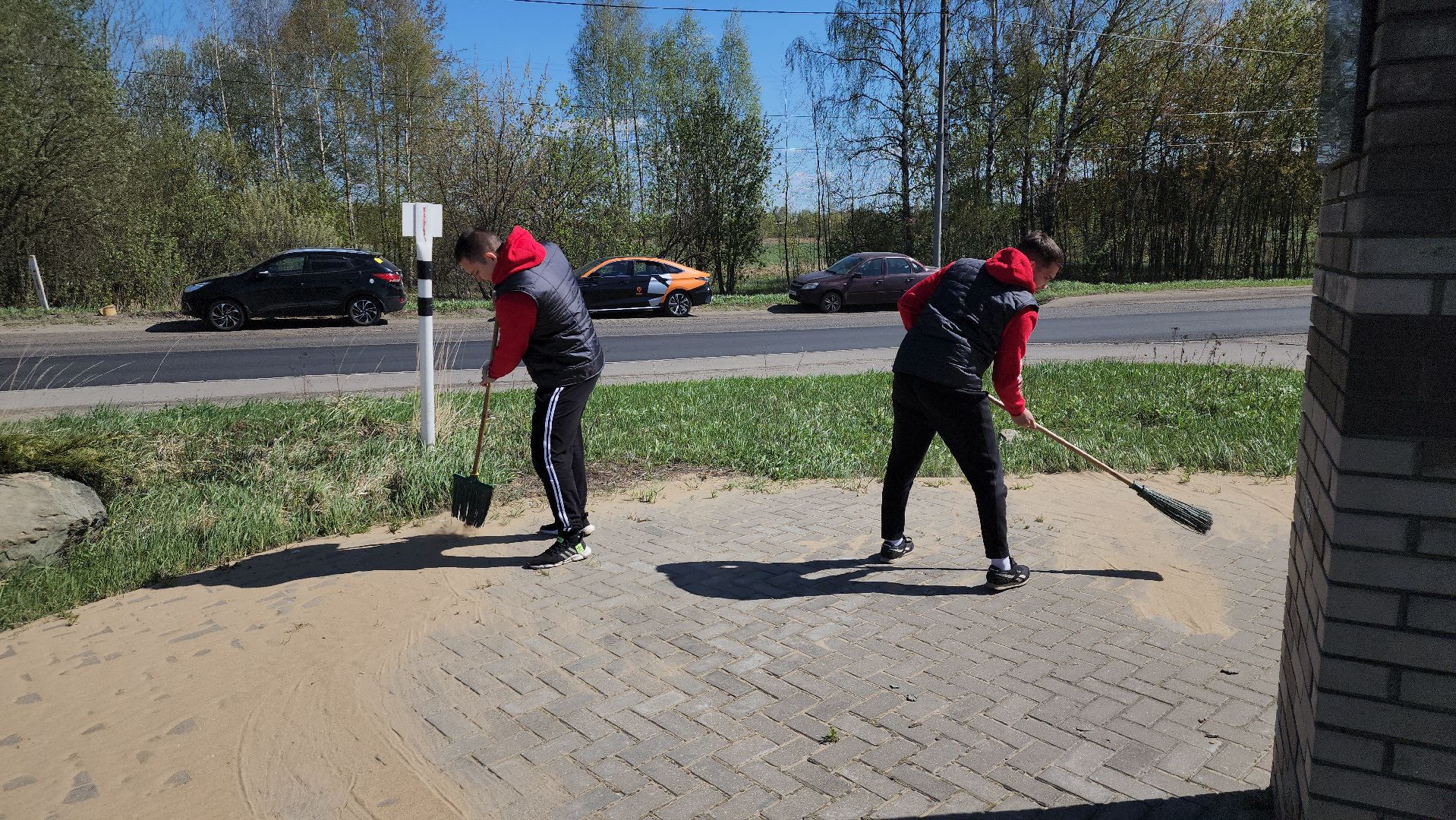 уборка памятников, волонтеры, монино, памятник-самолет ,