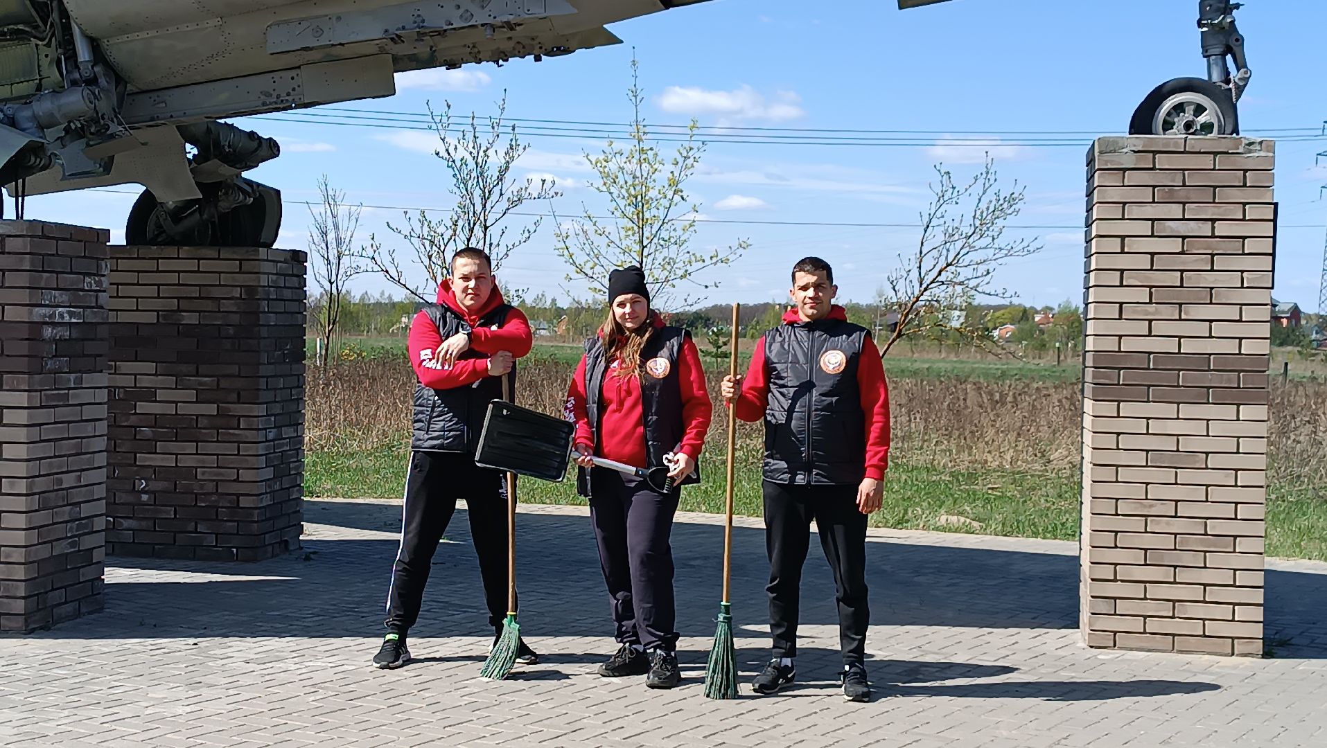 уборка памятников, волонтеры, монино, памятник-самолет ,