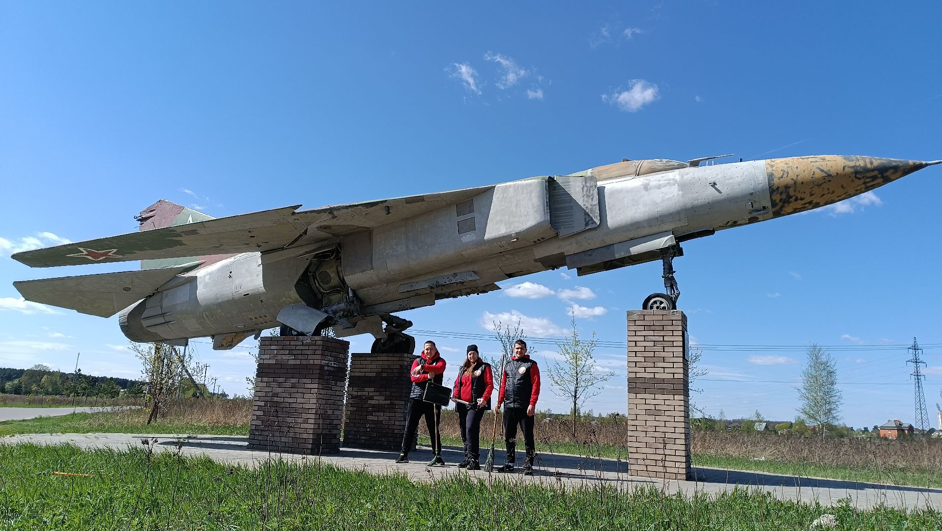 уборка памятников, волонтеры, монино, памятник-самолет ,