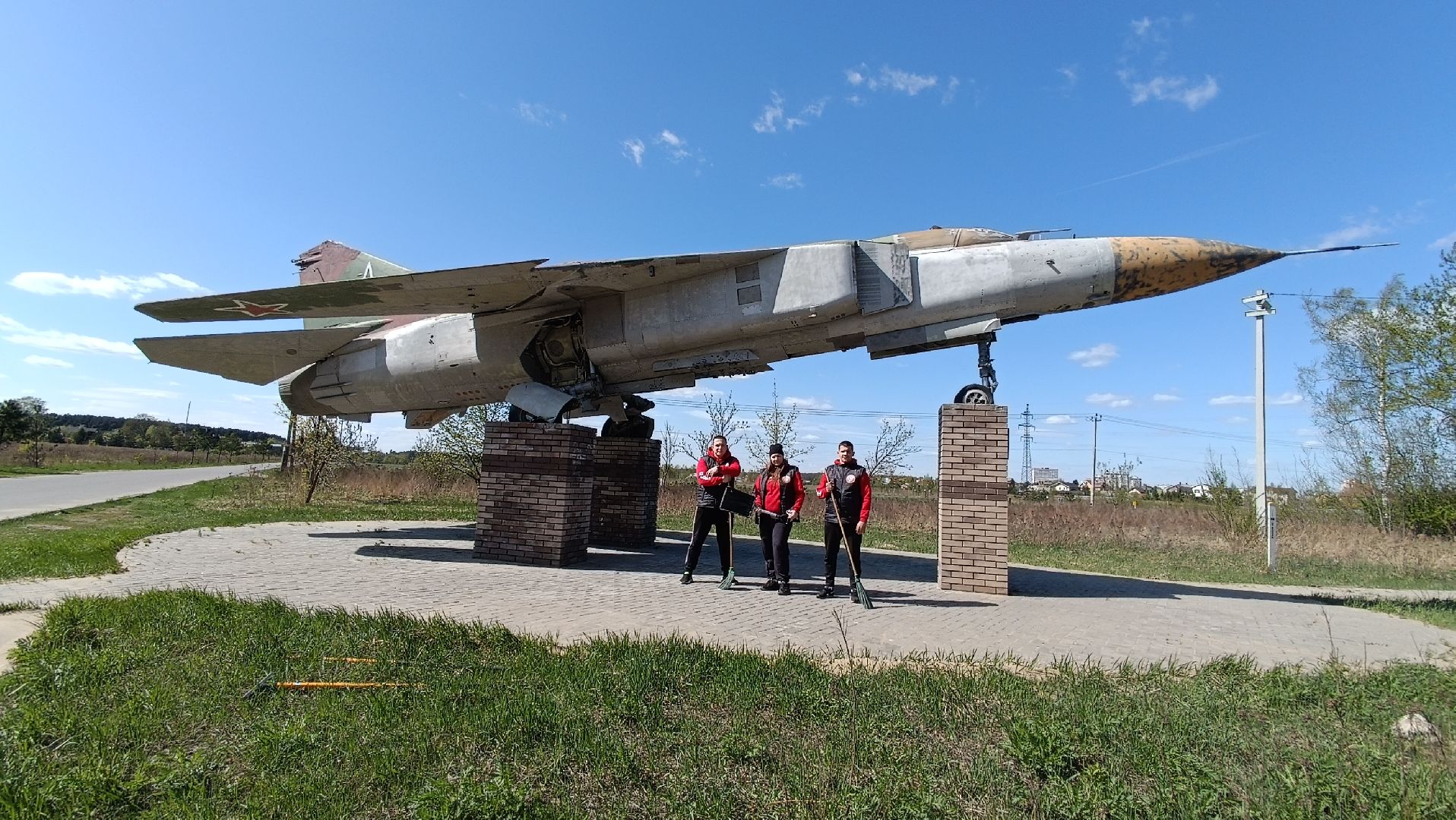 уборка памятников, волонтеры, монино, памятник-самолет ,