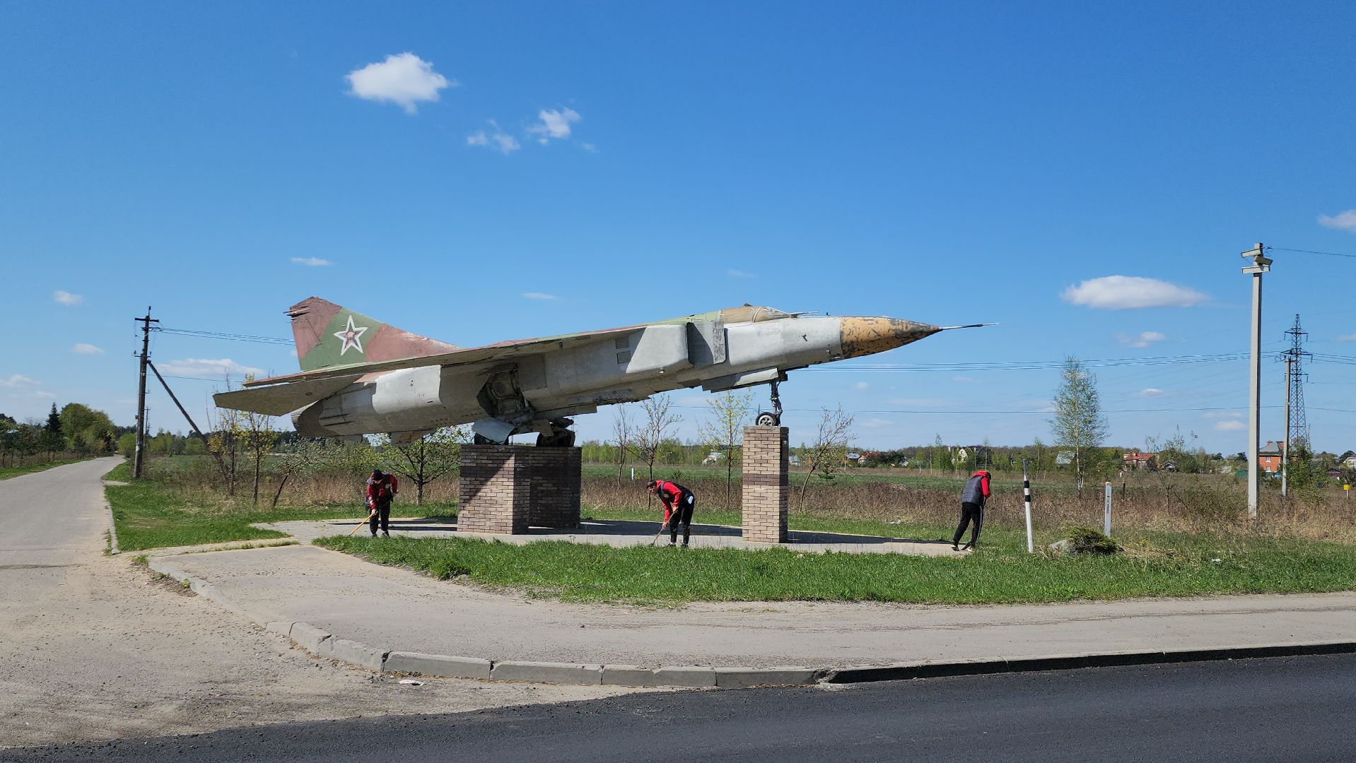 уборка памятников, волонтеры, монино, памятник-самолет ,