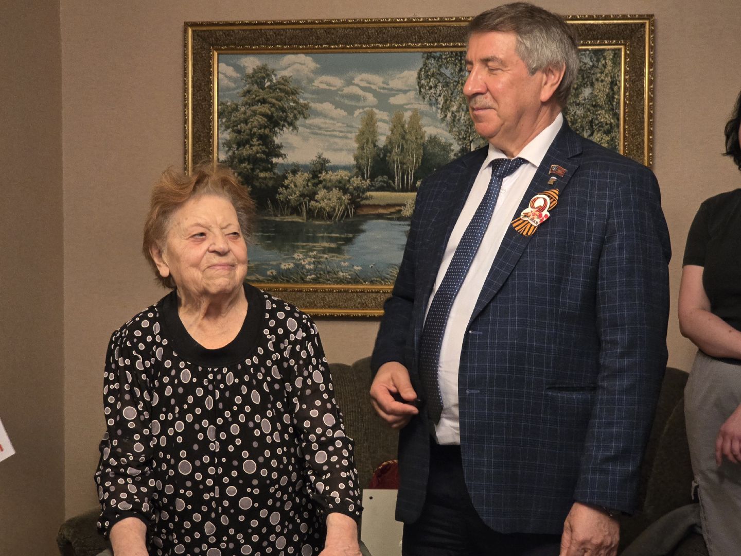 Коломна, табличка на доме в честь ветерана, таблички в честь ветеранов вов,