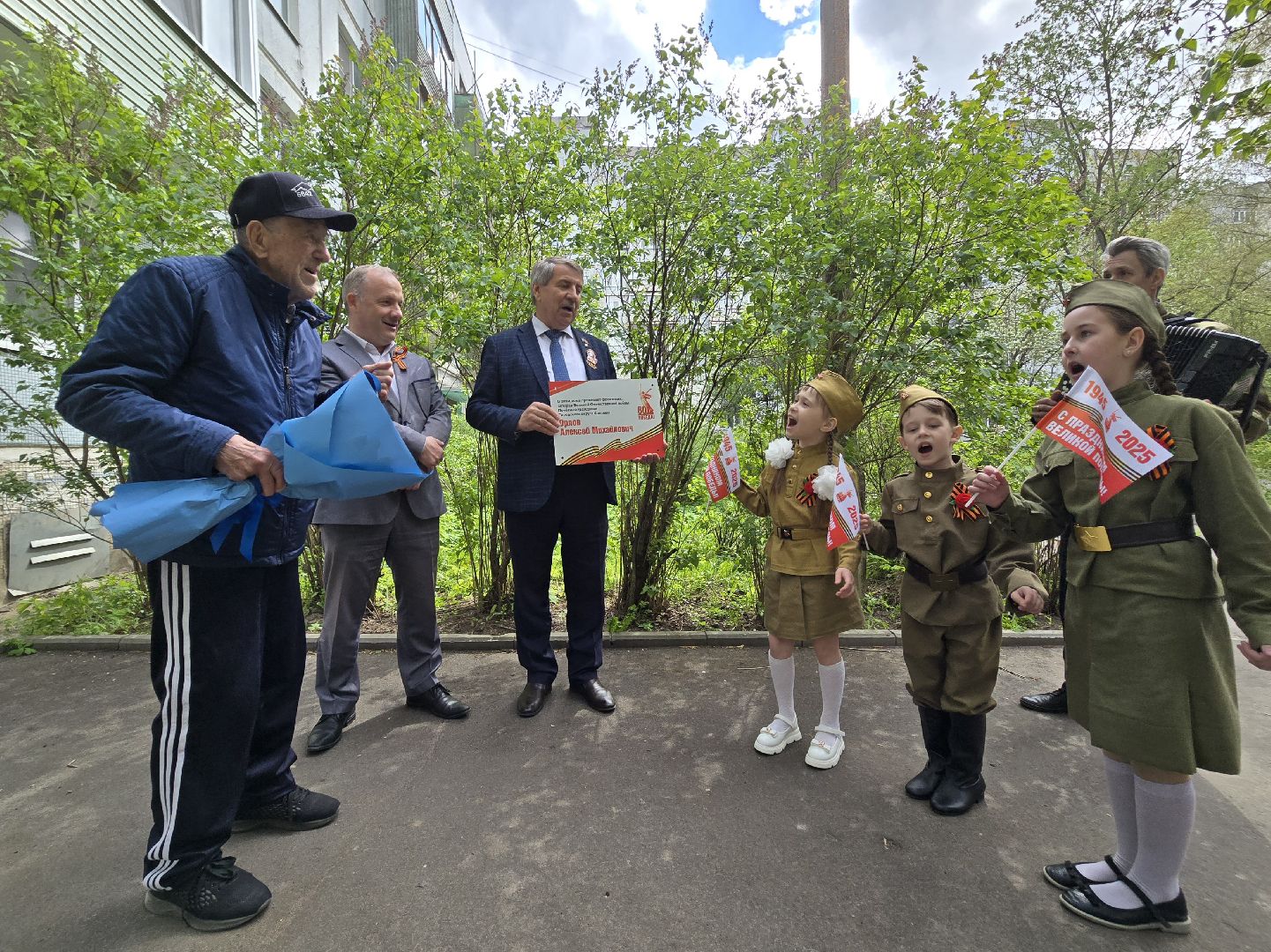 Коломна, табличка на доме в честь ветерана, таблички в честь ветеранов вов,