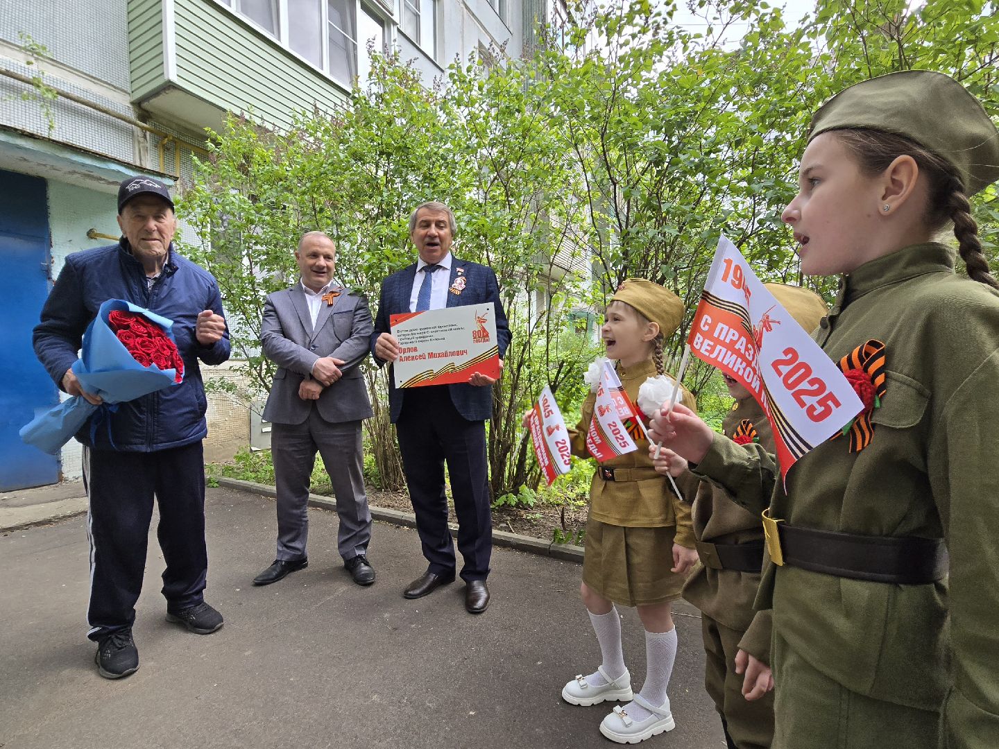 Коломна, табличка на доме в честь ветерана, таблички в честь ветеранов вов,