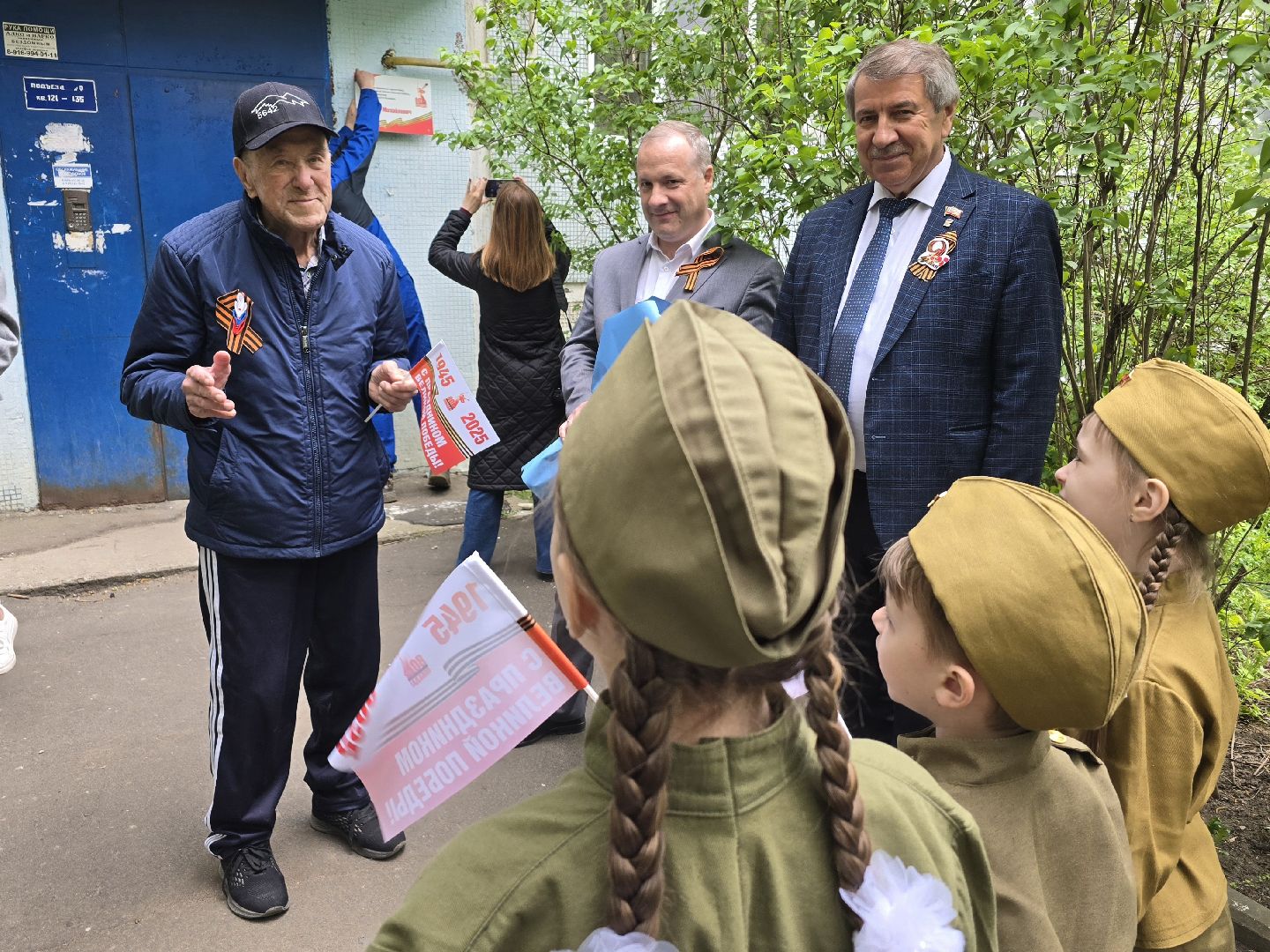Коломна, табличка на доме в честь ветерана, таблички в честь ветеранов вов,