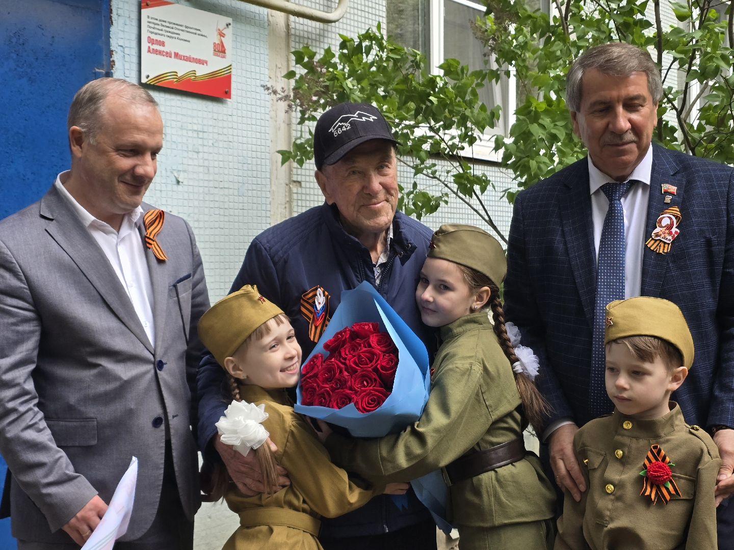 Коломна, табличка на доме в честь ветерана, таблички в честь ветеранов вов,