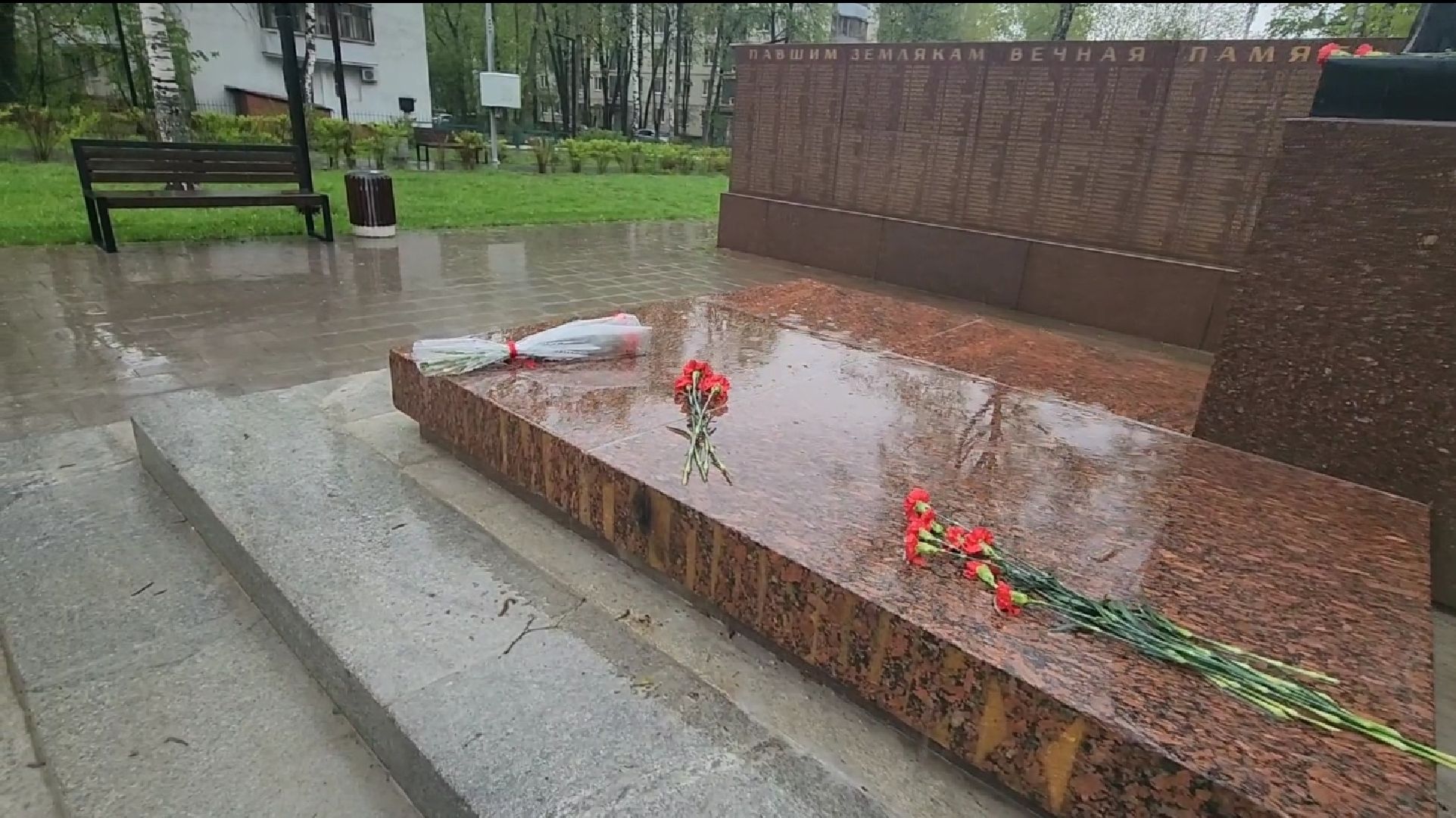 долгопрудный, скорбящая мать, сквер Долгова, долгопрудненцы герои, мемориальная доска,