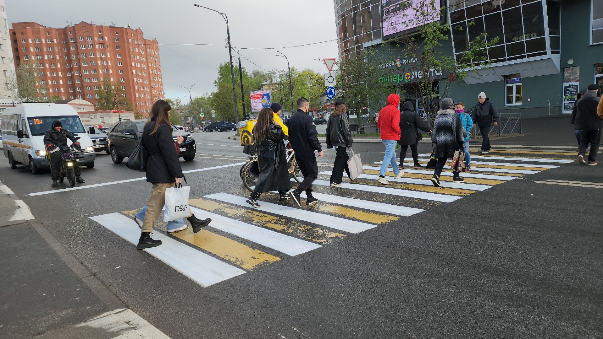 пушкино, дорожная разметка, обновление разметки, торговый центр, пешеходный переход, коммунальная служба,